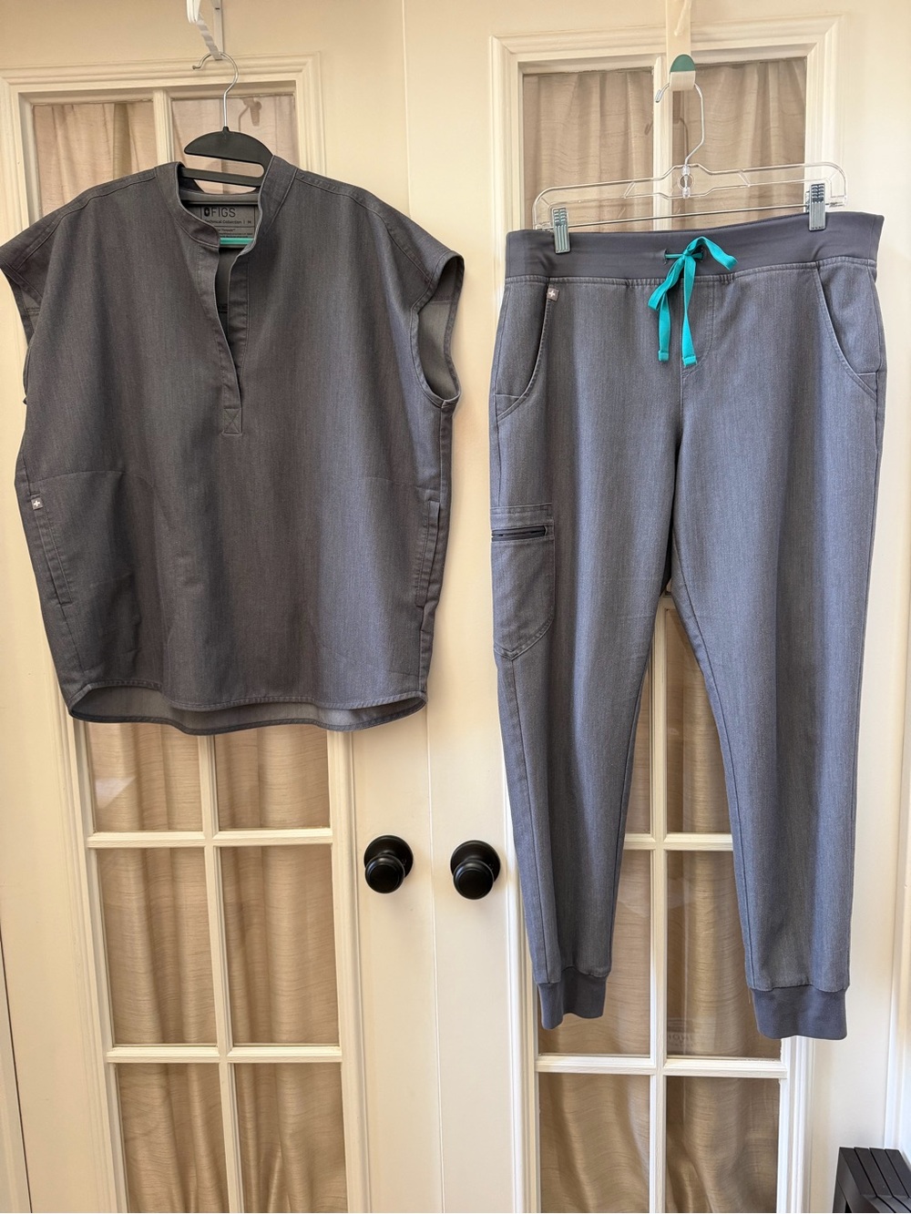 Medium Graphite Gray Women’s Scrubs Set Rafaela Top w/ Zamora Joggers